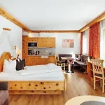 Chasa Castello Relax & 삼나운